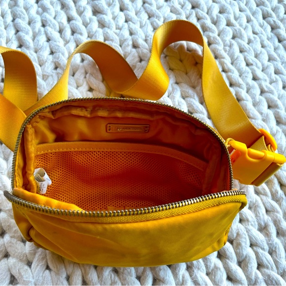 Lululemon Everywhere Belt Bag - Picture 7 of 9
